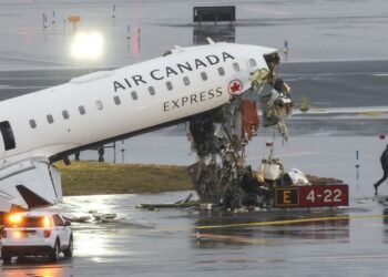 Tragedia en Nueva York: avión de Air Canada choca con camión de bomberos