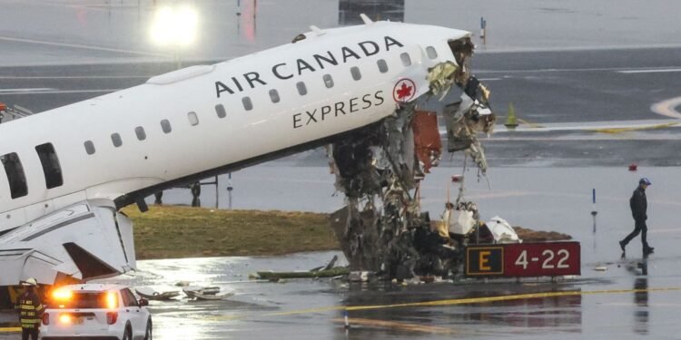 Tragedia en Nueva York: avión de Air Canada choca con camión de bomberos
