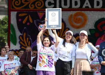 Nuevo Récord Guinness para México; más de 9,500 participan en la clase de futbol más grande del mundo