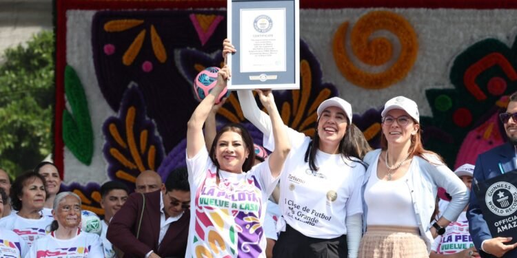 Nuevo Récord Guinness para México; más de 9,500 participan en la clase de futbol más grande del mundo