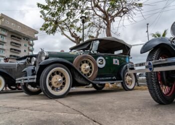 Cerca de 100 vehículos clásicos llegan a Cozumel para encuentro latinoamericano