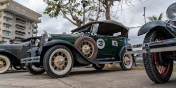 Cerca de 100 vehículos clásicos llegan a Cozumel para encuentro latinoamericano