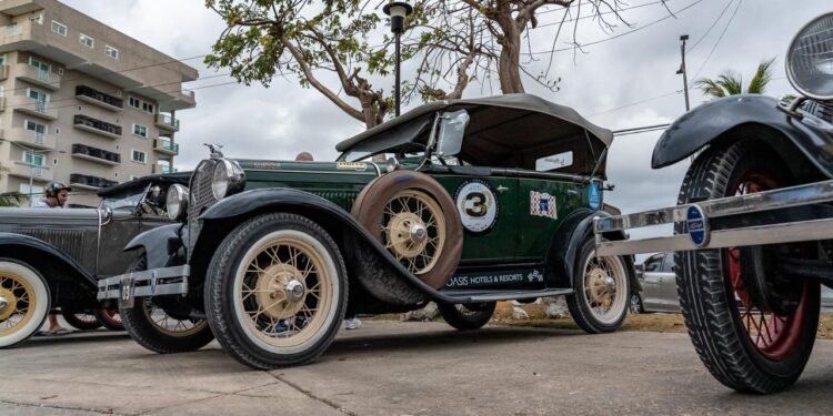 Cerca de 100 vehículos clásicos llegan a Cozumel para encuentro latinoamericano