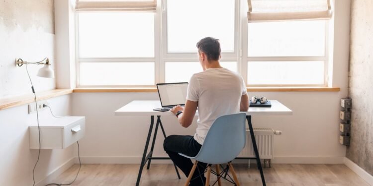 Home office y menos vuelos: las 10 medidas globales para contener el alza del petróleo