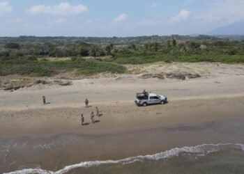 Gobierno intensifica limpieza en costas y apoyo a pescadores ante presencia de crudo en el Golfo