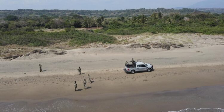Gobierno intensifica limpieza en costas y apoyo a pescadores ante presencia de crudo en el Golfo
