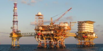 Alza del crudo fortalece ingresos petroleros del país, pero presiona precio de combustibles