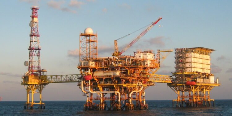 Alza del crudo fortalece ingresos petroleros del país, pero presiona precio de combustibles