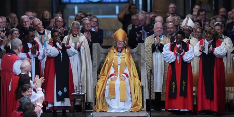 Sarah Mullally rompe con 14 siglos de historia al convertirse en la primera arzobispa de Canterbury