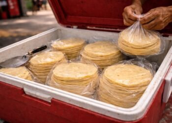 Profeco pone la lupa a tortillas vendidas en hieleras y motos