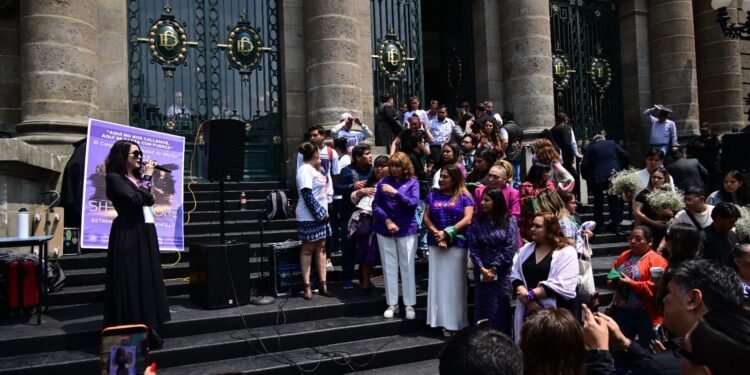 Metal sinfónico y madres buscadoras llega al Congreso de la CDMX