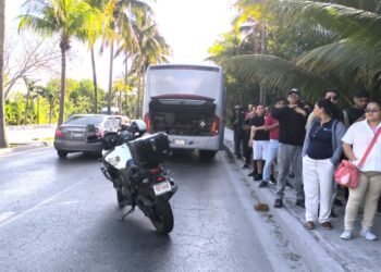Caos vial y riña por autobús descompuesto en la entrada de la zona hotelera