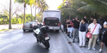 Caos vial y riña por autobús descompuesto en la entrada de la zona hotelera