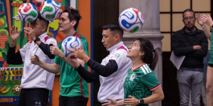 Zócalo capitalino se convertirá en la cancha más grande del planeta para romper Récord Guinness