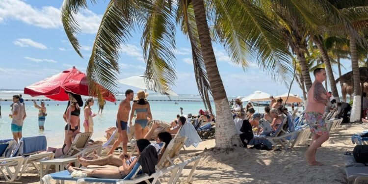 Buena semana para el turismo en el Caribe mexicano: sol, alta afluencia y poco sargazo