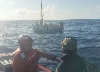 Marina rescata a nueve cubanos que navegaban en embarcación “hechiza”