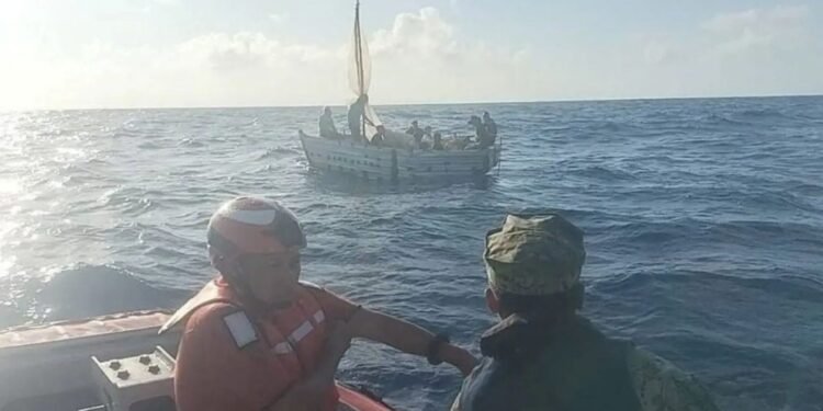 Marina rescata a nueve cubanos que navegaban en embarcación “hechiza”