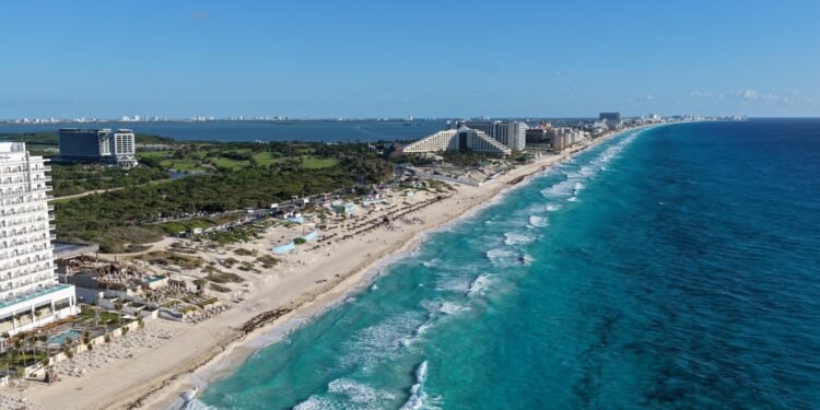 Altas temperaturas provocan desmayo a turista en Playa Pez Volador