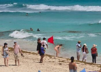 Susto en la zona hotelera: rápida acción de guardavidas evita tragedia en Playa Delfines