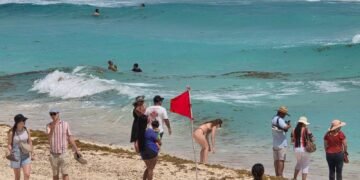 Susto en la zona hotelera: rápida acción de guardavidas evita tragedia en Playa Delfines