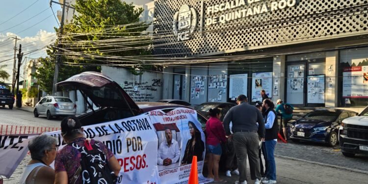 Madres buscadoras bloquean avenida Cobá en demanda de justicia