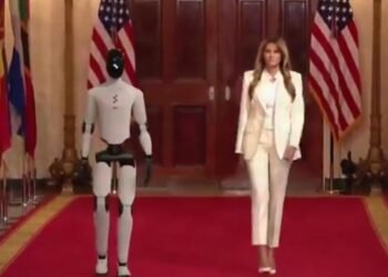 Melania Trump camina junto a robot humanoide 100% estadounidense en la Casa Blanca