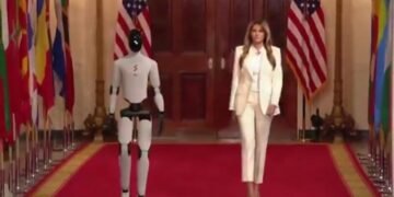 Melania Trump camina junto a robot humanoide 100% estadounidense en la Casa Blanca