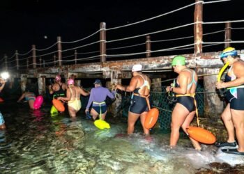 Cozumel impulsa nado nocturno de mujeres