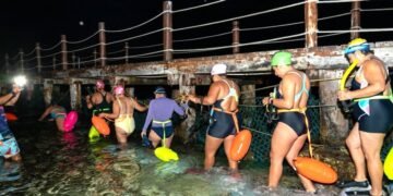 Cozumel impulsa nado nocturno de mujeres