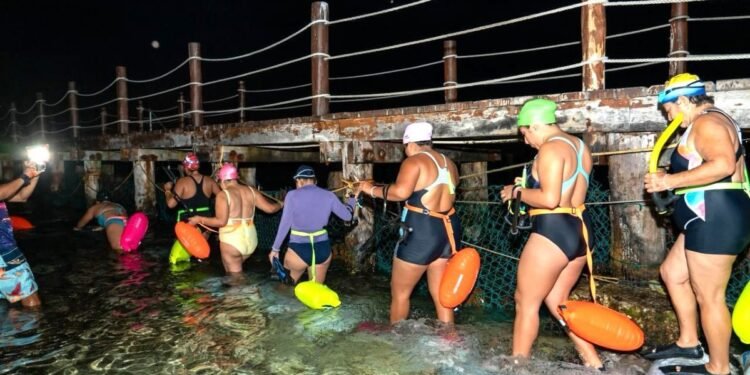 Cozumel impulsa nado nocturno de mujeres