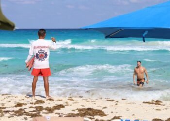 Protección Civil restringe nado en 11 playas públicas de Cancún
