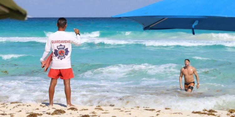 Protección Civil restringe nado en 11 playas públicas de Cancún