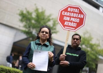 Greenpeace entrega carta en Royal Caribbean contra proyectos en Mahahual y Cozumel