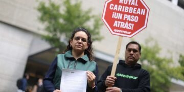 Greenpeace entrega carta en Royal Caribbean contra proyectos en Mahahual y Cozumel