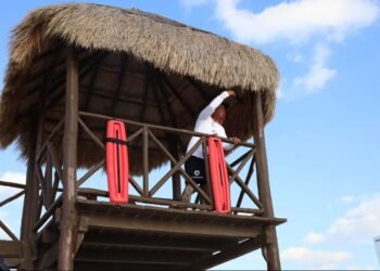 Exponen su vida 18 bañistas en las playas de Cancún al ignorar indicaciones