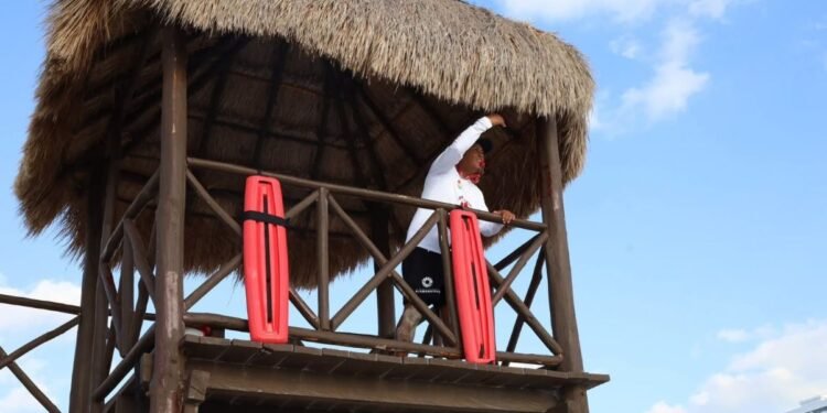 Exponen su vida 18 bañistas en las playas de Cancún al ignorar indicaciones