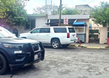 ¡Susto! Rentaron turistas estadounidenses camioneta y resultó ser robada