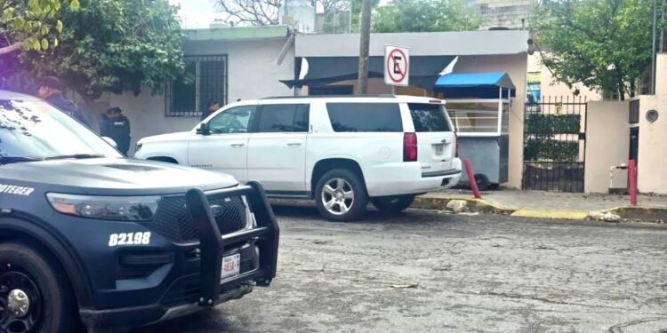 ¡Susto! Rentaron turistas estadounidenses camioneta y resultó ser robada