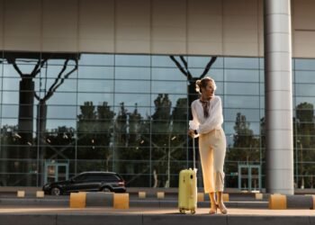 Cancún, entre aeropuertos con más quejas por tarifas de taxis: Sheinbaum pide a SICT revisión