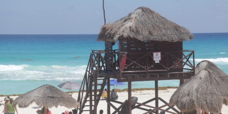 Torres de guardavidas en malas condiciones son un riesgo para rescatistas y turistas