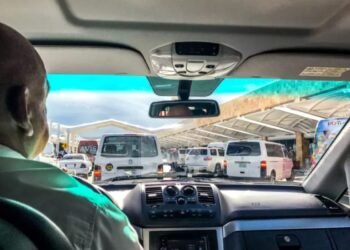 Uber y otras plataformas no tienen autorización para operar en aeropuertos dice SICT