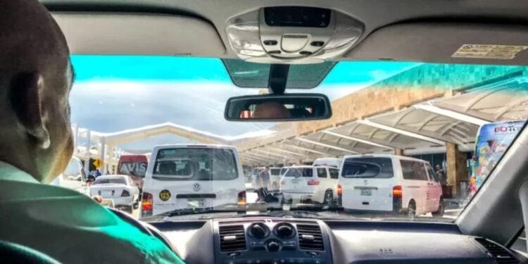 Uber y otras plataformas no tienen autorización para operar en aeropuertos dice SICT