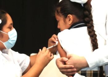 Anuncian estrategia escolar de vacunación contra el sarampión