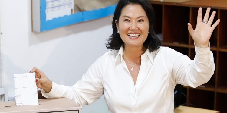 Candidata Keiko Fujimori lidera la primera vuelta presidencial en Perú, pero sin mayoría absoluta