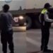 Abrazo de policía a padre de motociclista fallecido en trágico accidente conmueve a Cancún