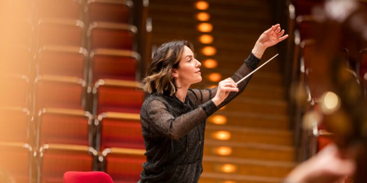 Alondra de la Parra vuelve a la OSN tras 20 años y encabeza programa sinfónico en Bellas Artes