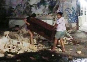 Rapiña al extremo; exponen su vida para robar artículos de una bodega que está por colapsar