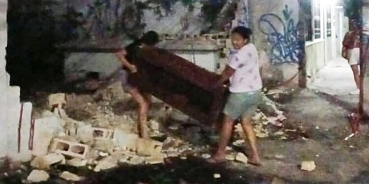 Rapiña al extremo; exponen su vida para robar artículos de una bodega que está por colapsar