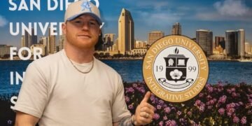 “Canelo” Álvarez vuelve a noquear… ahora con su historia de vida, inicia su carrera universitaria