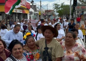 Marchan colonos de la colonia Colosio por títulos de propiedad y contra cobros excesivos